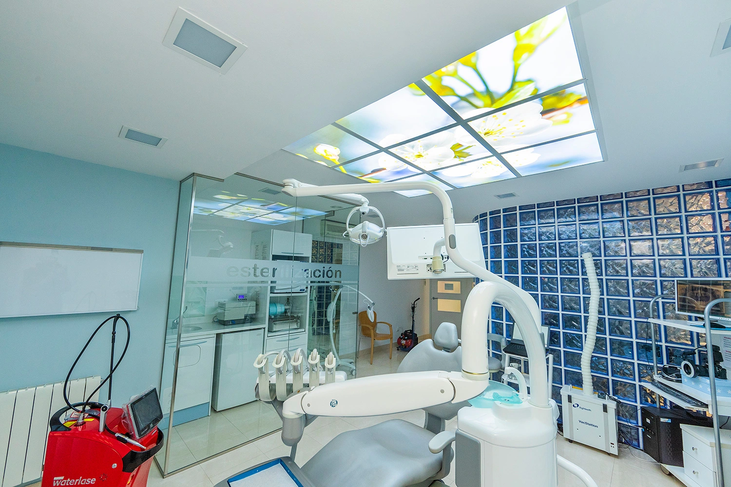 Foto con Vista a Sala de Esterilización